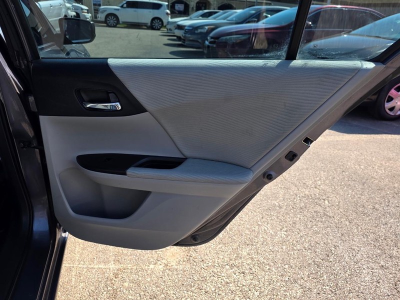 Honda Accord Sedan Vehicle Full-screen Gallery Image 18