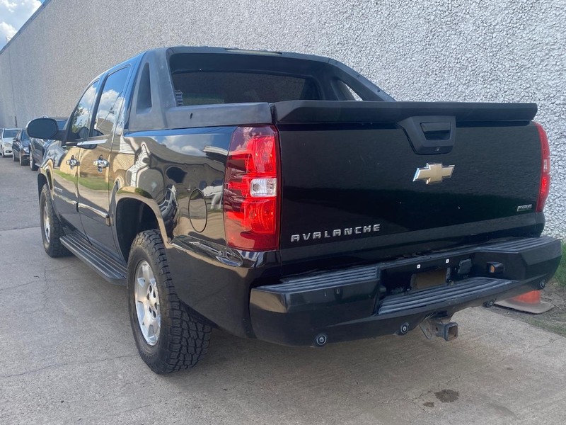 Chevrolet Avalanche Vehicle Full-screen Gallery Image 02