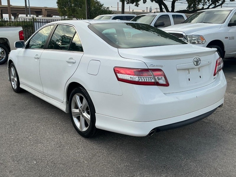 Toyota Camry Vehicle Full-screen Gallery Image 02