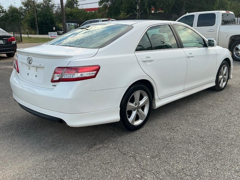 Toyota Camry Vehicle Full-screen Gallery Image 03