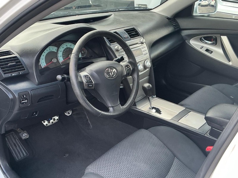 Toyota Camry Vehicle Full-screen Gallery Image 06