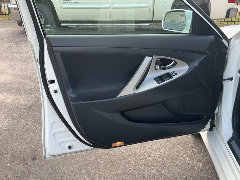 Toyota Camry Vehicle Full-screen Gallery Image 07