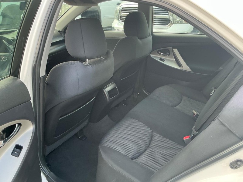 Toyota Camry Vehicle Full-screen Gallery Image 08