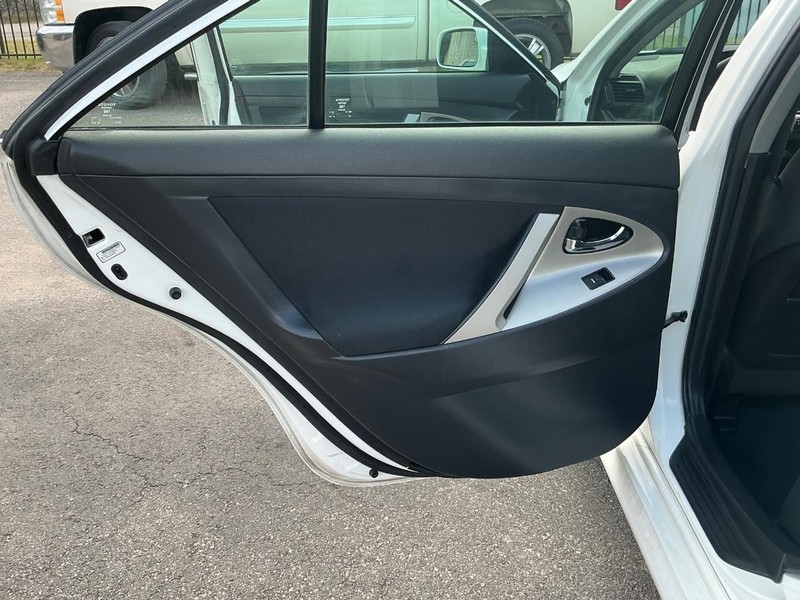 Toyota Camry Vehicle Full-screen Gallery Image 09