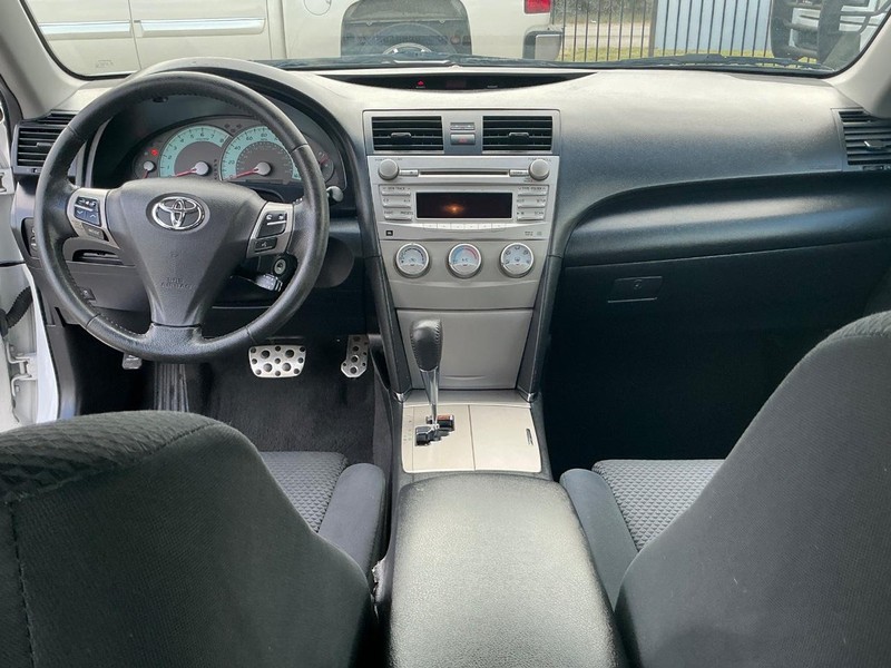 Toyota Camry Vehicle Full-screen Gallery Image 11
