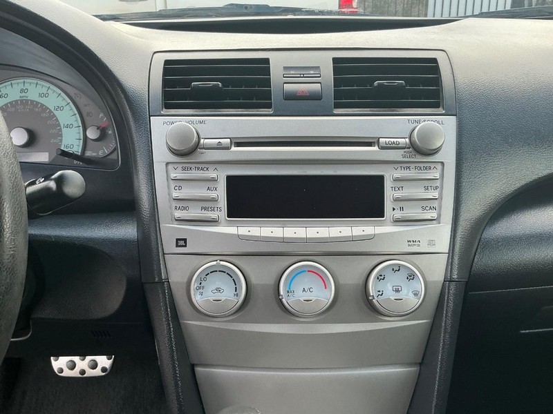 Toyota Camry Vehicle Full-screen Gallery Image 12