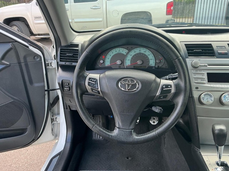 Toyota Camry Vehicle Full-screen Gallery Image 13