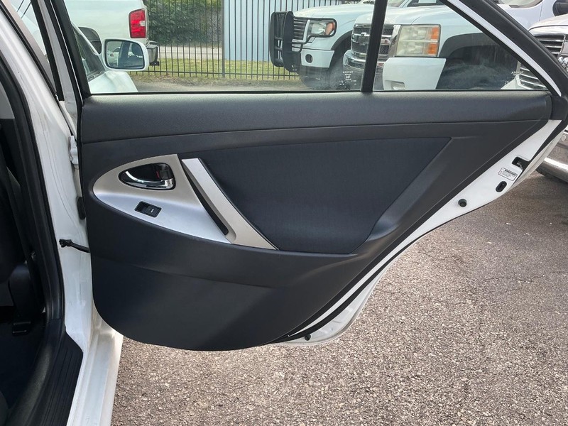 Toyota Camry Vehicle Full-screen Gallery Image 14