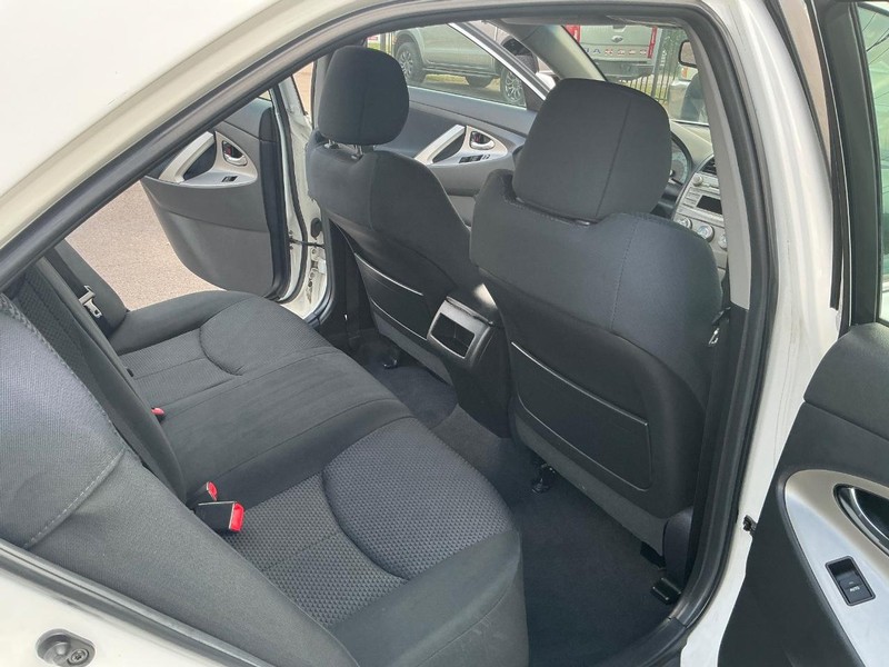 Toyota Camry Vehicle Full-screen Gallery Image 16