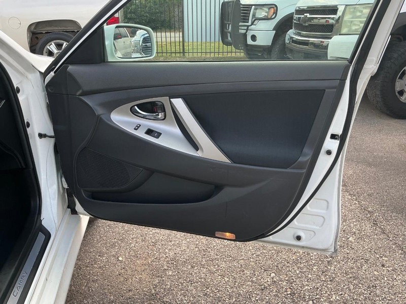 Toyota Camry Vehicle Full-screen Gallery Image 17