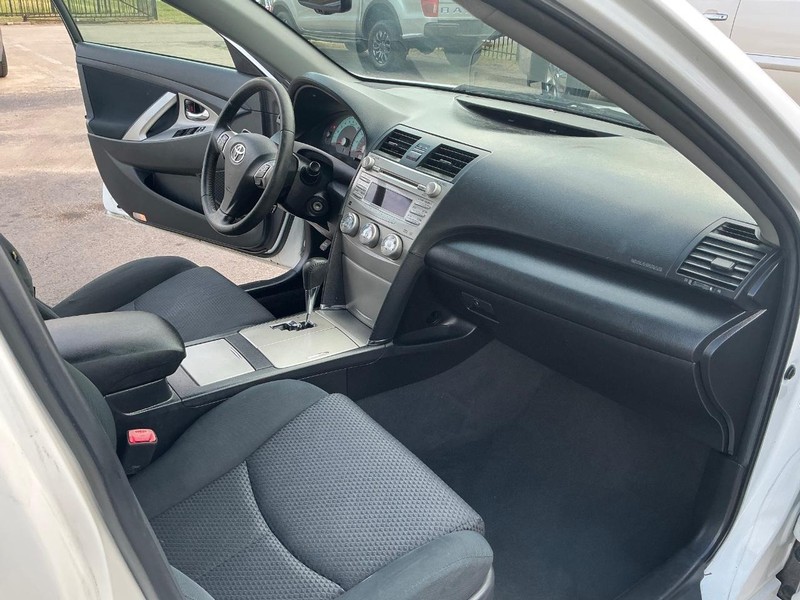 Toyota Camry Vehicle Full-screen Gallery Image 18