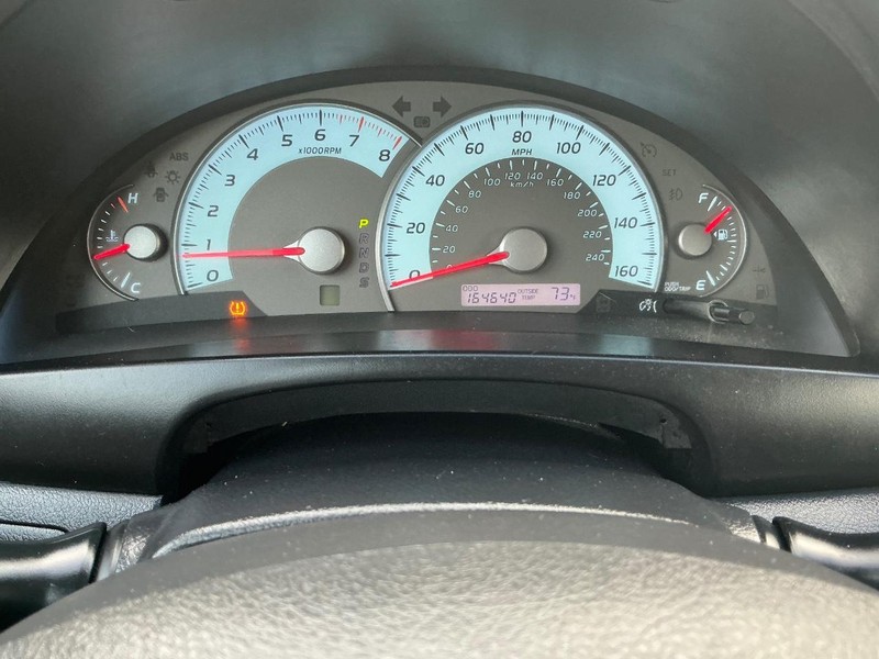 Toyota Camry Vehicle Full-screen Gallery Image 25
