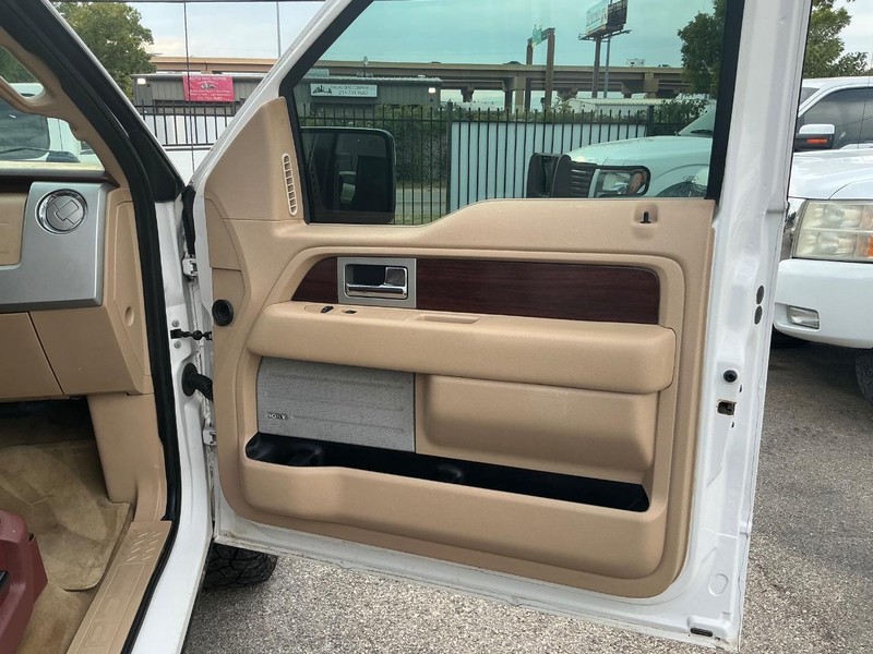 Ford F-150 Vehicle Full-screen Gallery Image 18