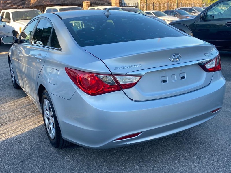 Hyundai Sonata Vehicle Full-screen Gallery Image 02
