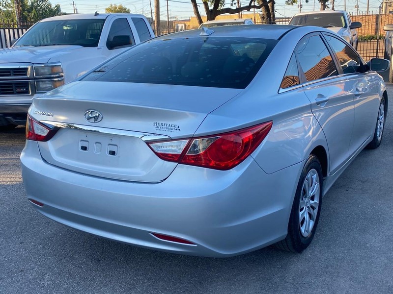 Hyundai Sonata Vehicle Full-screen Gallery Image 03