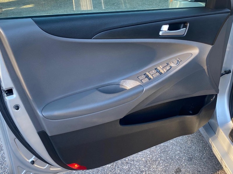 Hyundai Sonata Vehicle Full-screen Gallery Image 06