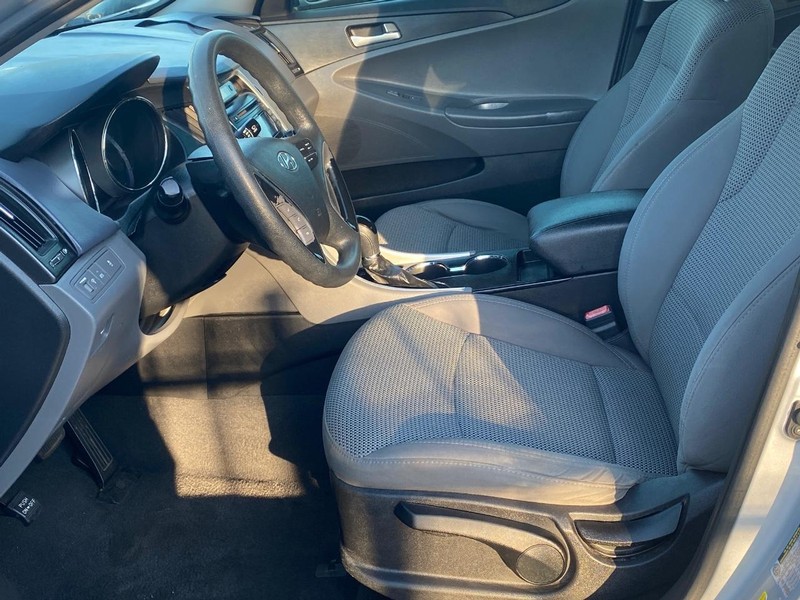 Hyundai Sonata Vehicle Full-screen Gallery Image 07