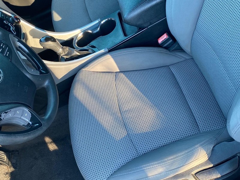 Hyundai Sonata Vehicle Full-screen Gallery Image 08