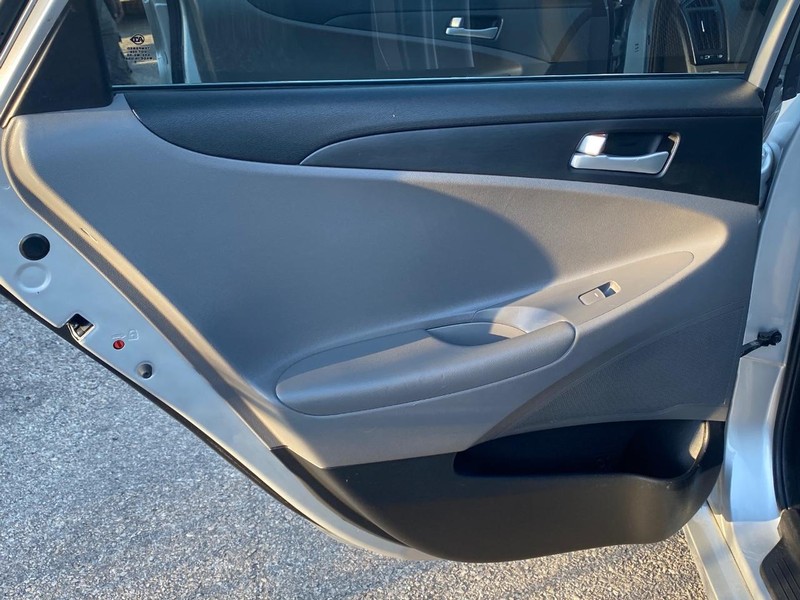 Hyundai Sonata Vehicle Full-screen Gallery Image 09