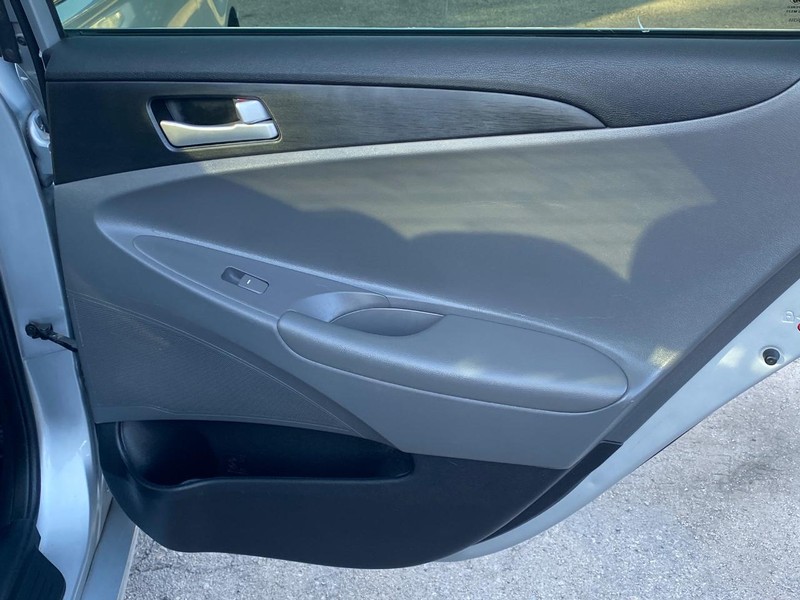 Hyundai Sonata Vehicle Full-screen Gallery Image 12