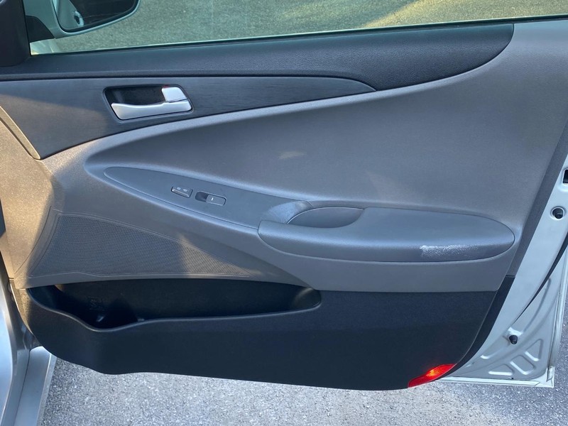 Hyundai Sonata Vehicle Full-screen Gallery Image 14