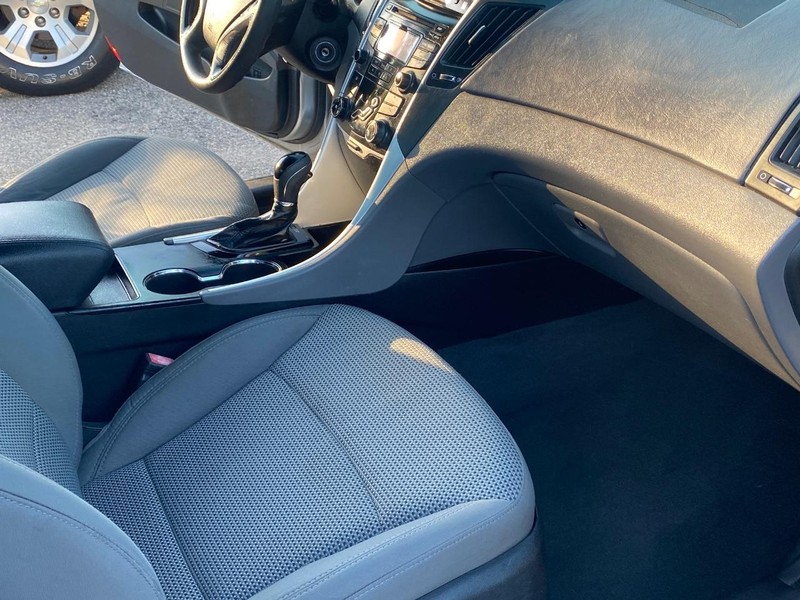 Hyundai Sonata Vehicle Full-screen Gallery Image 16
