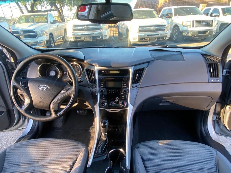 Hyundai Sonata Vehicle Full-screen Gallery Image 17