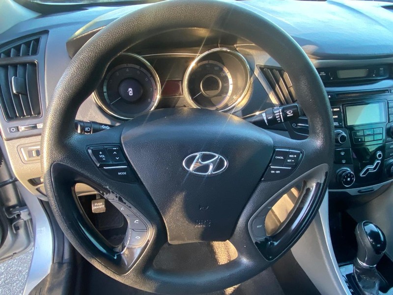 Hyundai Sonata Vehicle Full-screen Gallery Image 18