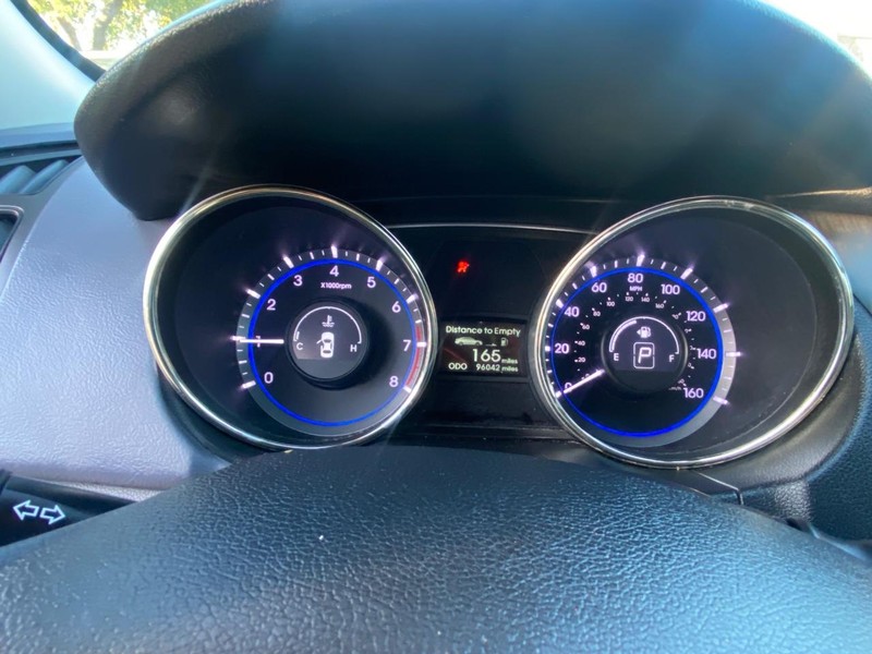 Hyundai Sonata Vehicle Full-screen Gallery Image 19