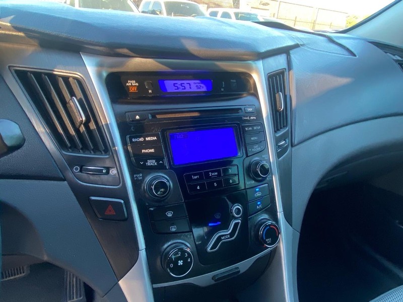 Hyundai Sonata Vehicle Full-screen Gallery Image 21