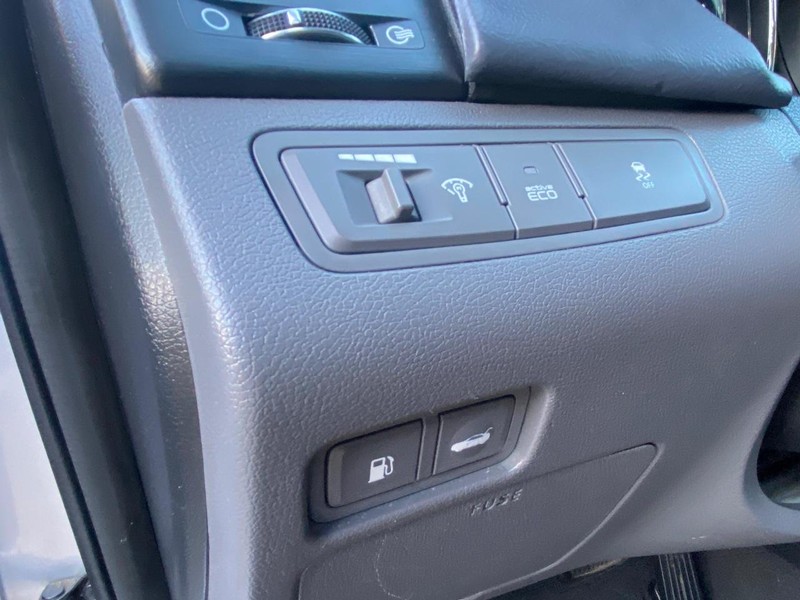 Hyundai Sonata Vehicle Full-screen Gallery Image 23
