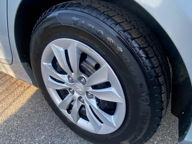 Hyundai Sonata Vehicle Full-screen Gallery Image 24