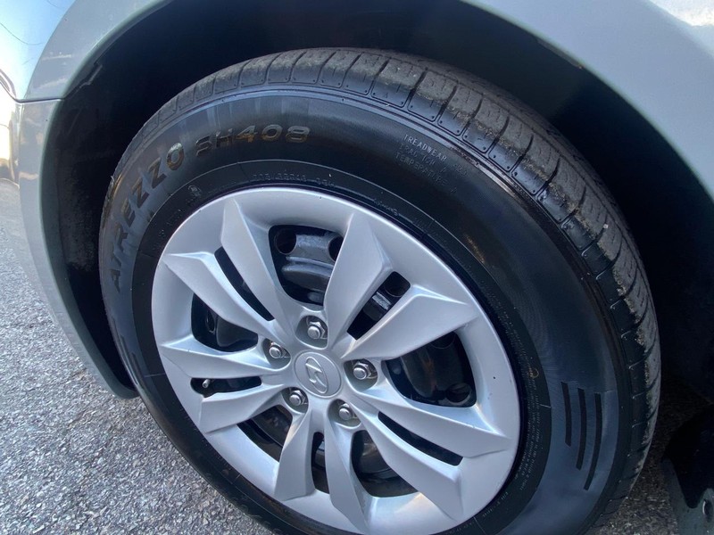 Hyundai Sonata Vehicle Full-screen Gallery Image 25