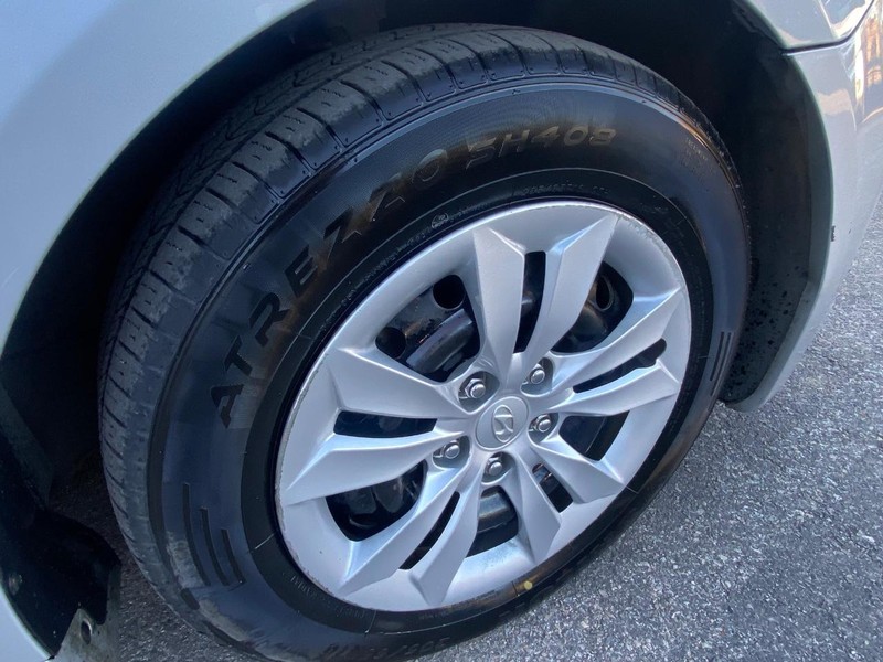 Hyundai Sonata Vehicle Full-screen Gallery Image 26