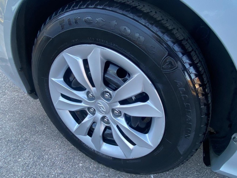 Hyundai Sonata Vehicle Full-screen Gallery Image 27