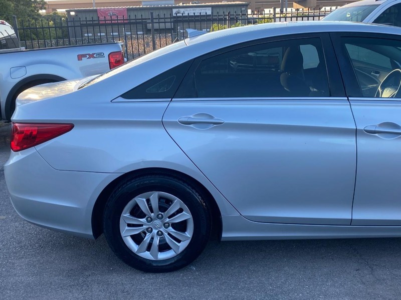 Hyundai Sonata Vehicle Full-screen Gallery Image 28