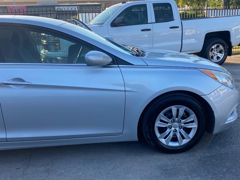 Hyundai Sonata Vehicle Full-screen Gallery Image 29