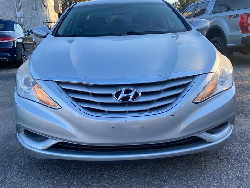Hyundai Sonata Vehicle Full-screen Gallery Image 30
