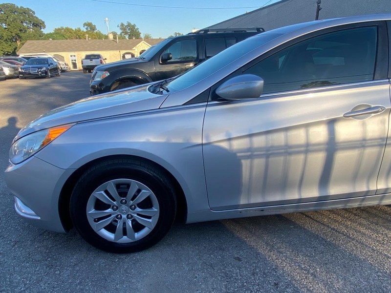 Hyundai Sonata Vehicle Full-screen Gallery Image 31