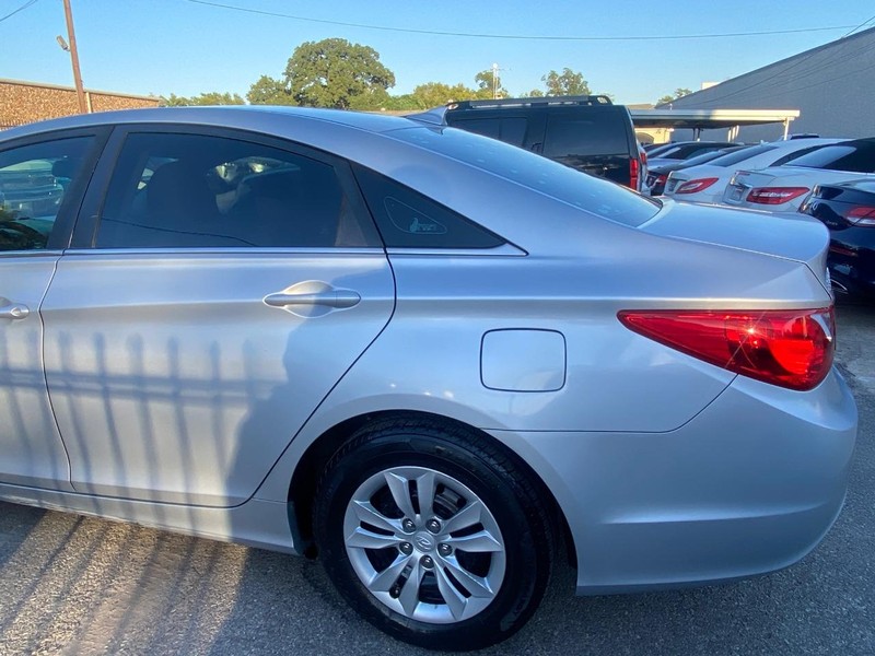Hyundai Sonata Vehicle Full-screen Gallery Image 32