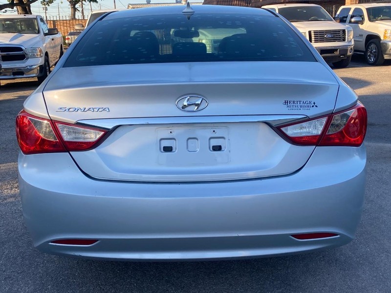 Hyundai Sonata Vehicle Full-screen Gallery Image 33
