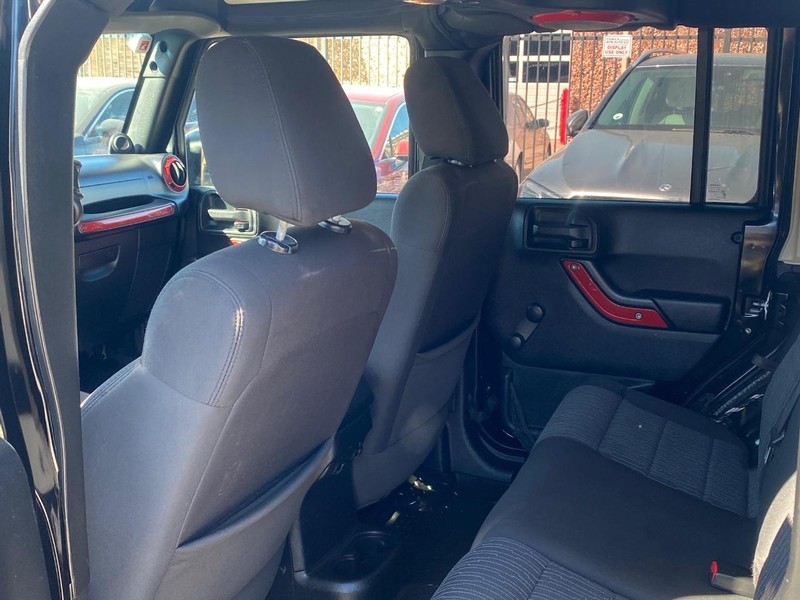 Jeep Wrangler Unlimited Vehicle Full-screen Gallery Image 11