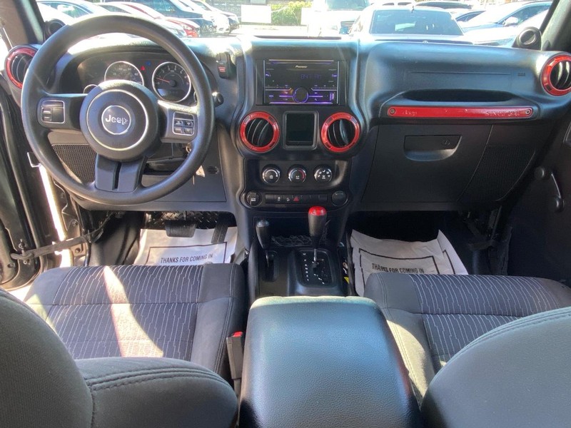 Jeep Wrangler Unlimited Vehicle Full-screen Gallery Image 12