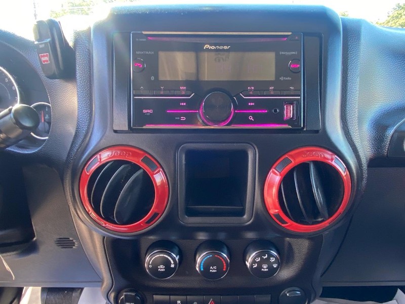 Jeep Wrangler Unlimited Vehicle Full-screen Gallery Image 13