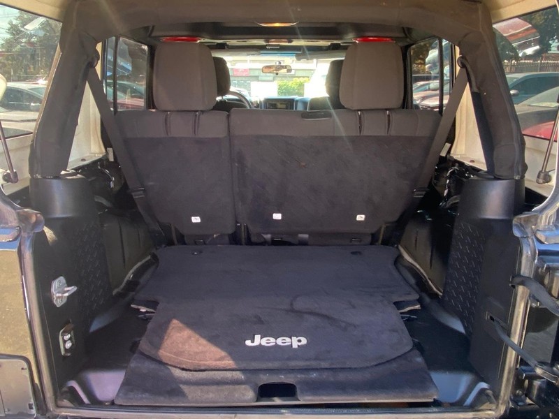 Jeep Wrangler Unlimited Vehicle Full-screen Gallery Image 30