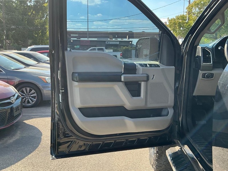 Ford F-150 Vehicle Full-screen Gallery Image 06