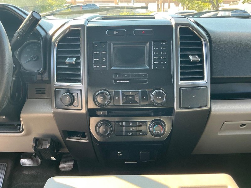 Ford F-150 Vehicle Full-screen Gallery Image 12