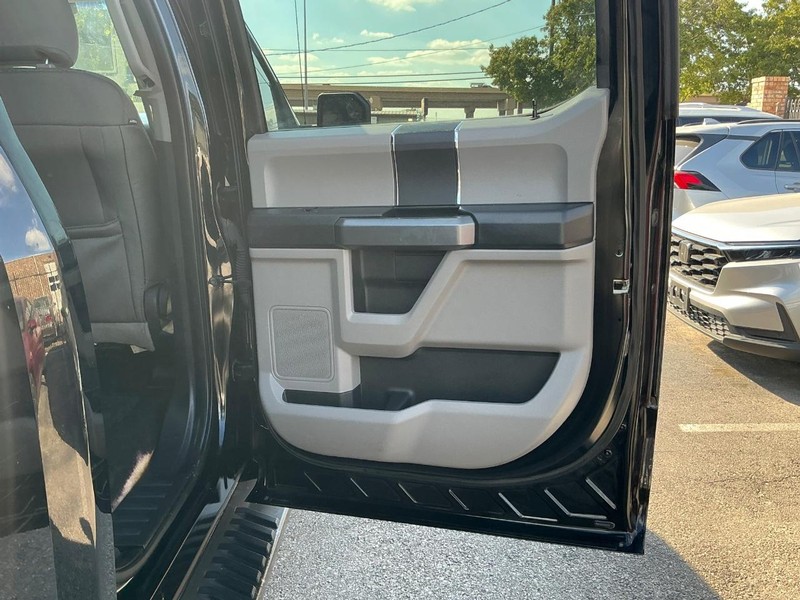 Ford F-150 Vehicle Full-screen Gallery Image 17