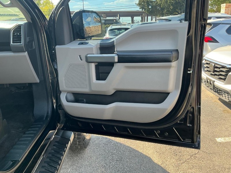 Ford F-150 Vehicle Full-screen Gallery Image 19