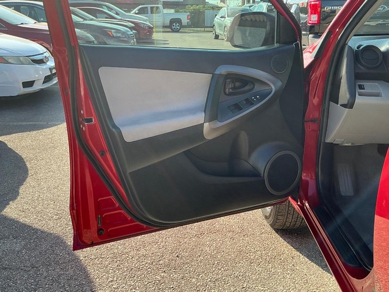 Toyota RAV4 Vehicle Full-screen Gallery Image 06